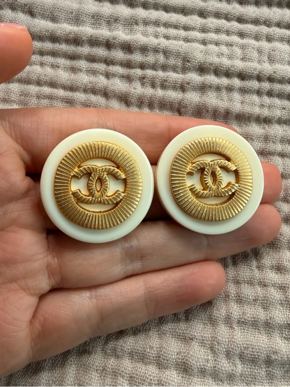 ✨Vintage Chanel Cream & Gold CC Medallion Statement Earrings🤍 - Picture 5 of 8